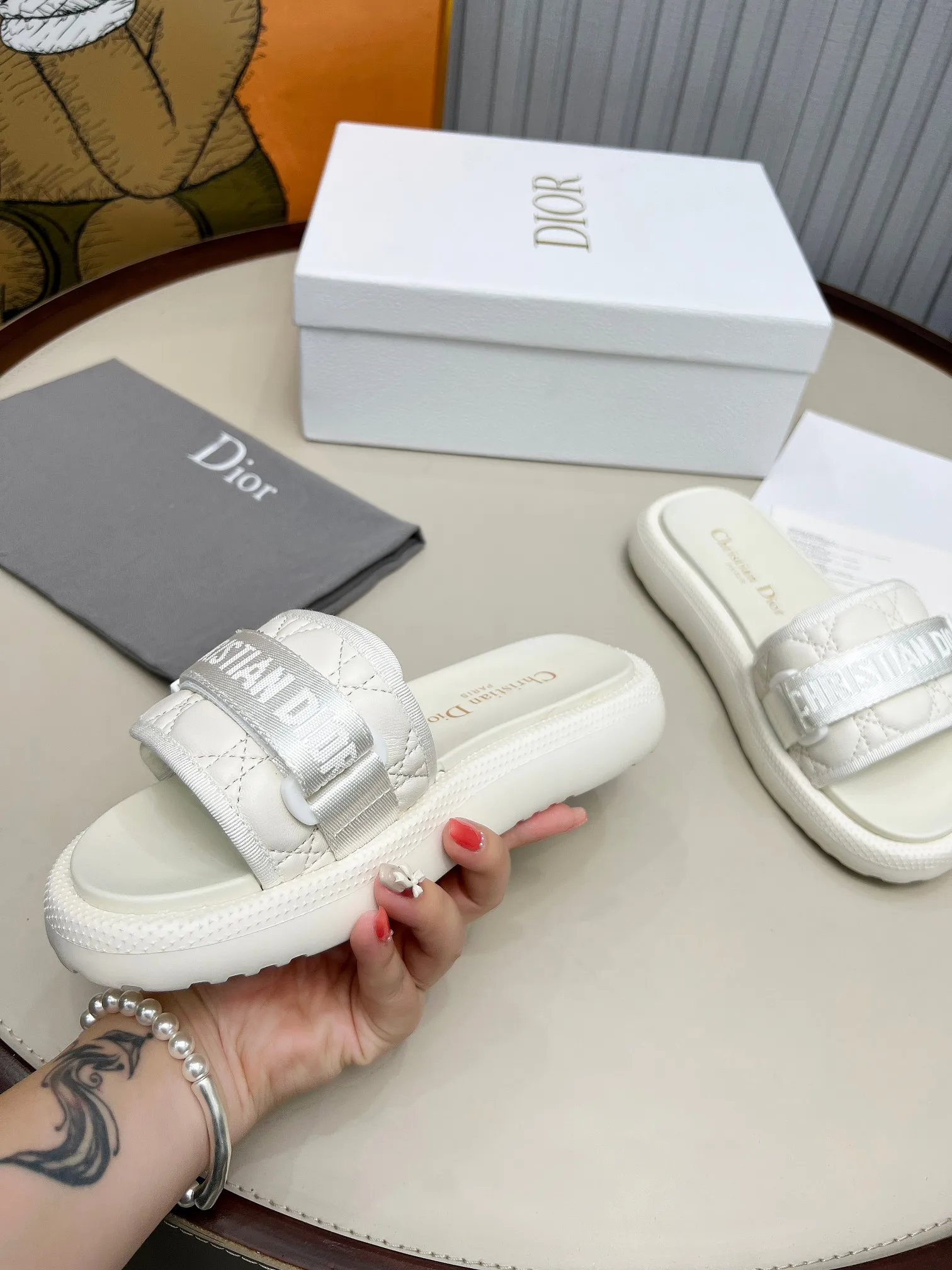 👟👟Ex-factory price 420👟👟 Dior Dior high version slippers, 👏👏2025 new classic model 🔥purchasing level qualityhot-selling thick-soled slippers in foreign counters💋———————————— Upper➕Inner: Original customized special electric embroidery material, Sole: Original mold 1.1 (lightweight) Bottom thickness: heel 5cm, forefoot 3cm, size 35-40 (with full set of packaging, cloth bag handbag, card instructions). You are welcome to place an order in advance, first come first served. Win-win cooperation.